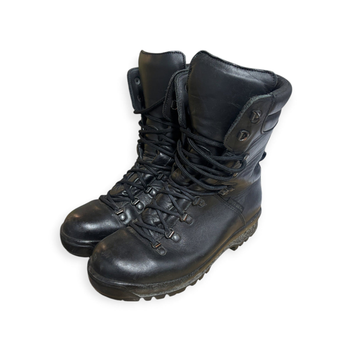 Photo of the British Army ECW Pro Boots: A pair of black leather British Army Extreme Cold Weather (ECW) boots with a durable Vibram sole and 9-eyelet speed lace system, designed for harsh winter conditions.