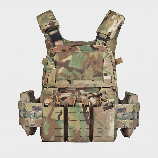 V5 tactical plate carrier in Multicam with triple 5.56 magazine pouch – front view